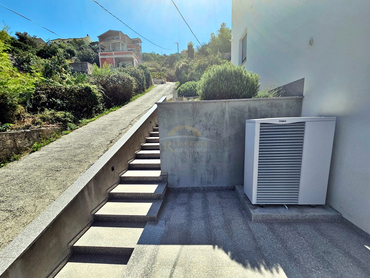 Casa di lusso a Čiovo - Mastrinka con 3 appartamenti e vista aperta sul mare